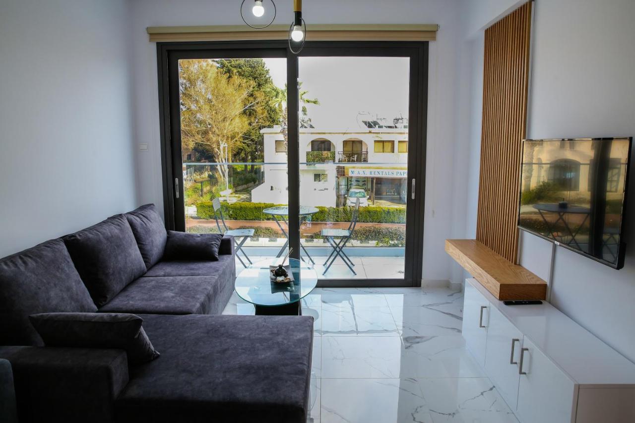 Sea Side Appartment In Kato Paphos Exteriör bild