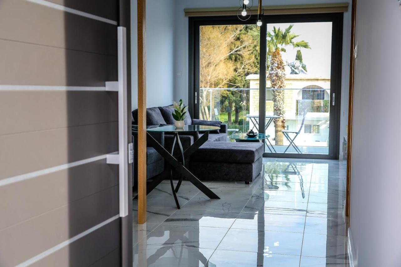 Sea Side Appartment In Kato Paphos Exteriör bild